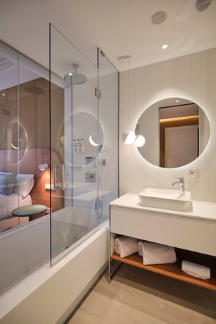 Imagen de la habitación del Hotel Marina Badalona. Foto 13