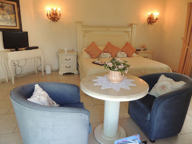 Imagen de la habitación del Hotel Marina Banderas Suites. Foto 3
