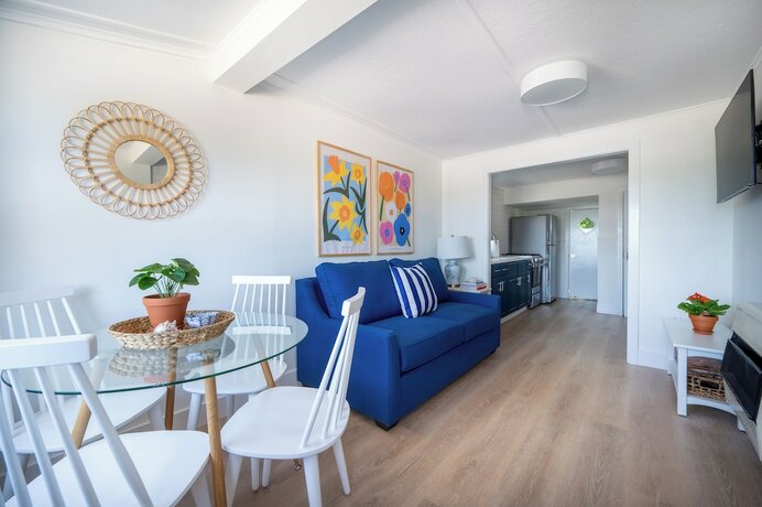 Imagen de la habitación del Hotel Marina Bay Cottages. Foto 18