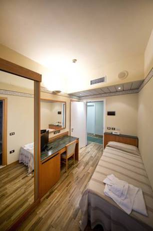 Imagen de la habitación del Hotel Marina Bay. Foto 3