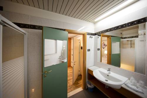 Imagen de la habitación del Hotel Marina Bay. Foto 5