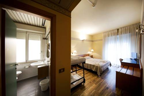 Imagen de la habitación del Hotel Marina Bay. Foto 6