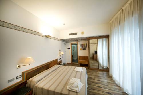 Imagen de la habitación del Hotel Marina Bay. Foto 8