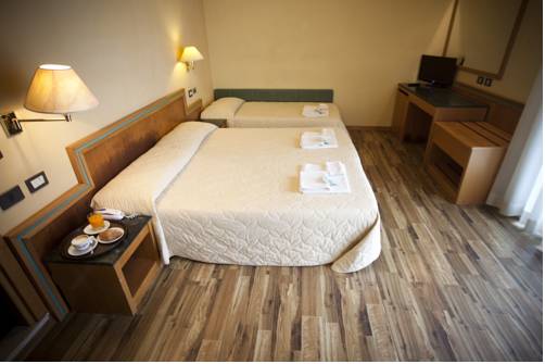 Imagen de la habitación del Hotel Marina Bay. Foto 10