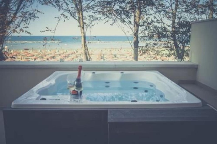 Imagen de la piscina del Hotel Marina Beach Suite. Foto 20