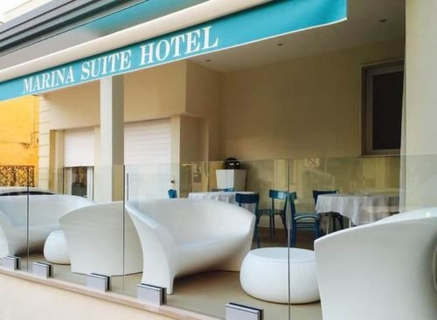 Imagen del bar/restaurante del Hotel Marina Beach Suite. Foto 2