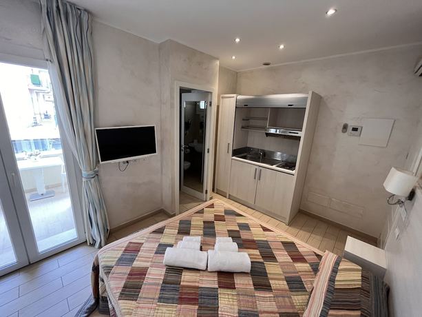 Imagen de la habitación del Hotel Marina Beach Suite. Foto 7