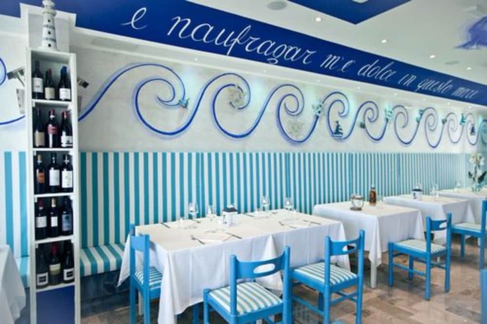 Imagen del bar/restaurante del Hotel Marina Beach Suite. Foto 3