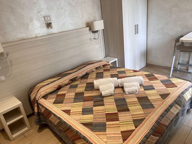 Imagen de la habitación del Hotel Marina Beach Suite. Foto 9