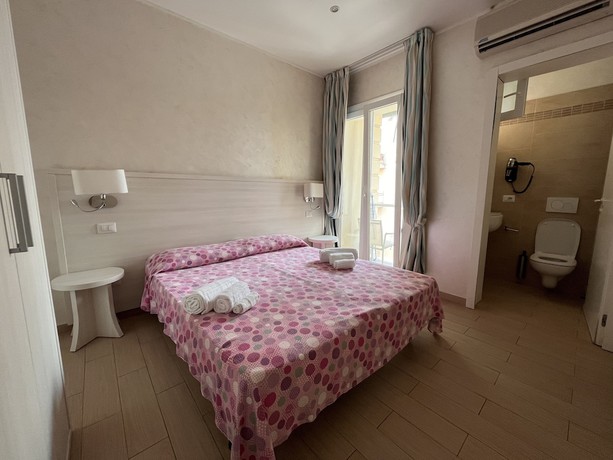 Imagen de la habitación del Hotel Marina Beach Suite. Foto 10
