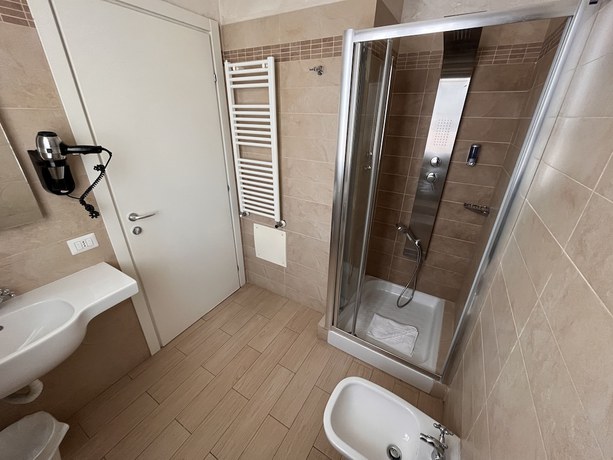 Imagen de la habitación del Hotel Marina Beach Suite. Foto 11