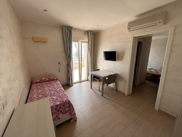 Imagen de la habitación del Hotel Marina Beach Suite. Foto 12