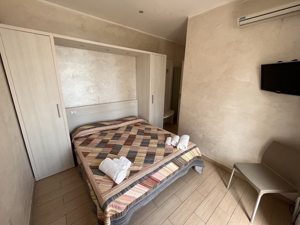 Imagen de la habitación del Hotel Marina Beach Suite. Foto 15