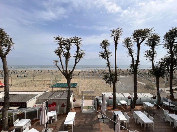 Imagen de la habitación del Hotel Marina Beach Suite. Foto 16