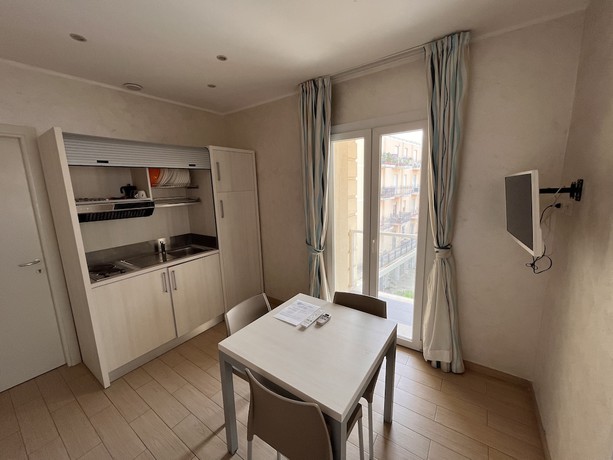 Imagen de la habitación del Hotel Marina Beach Suite. Foto 17