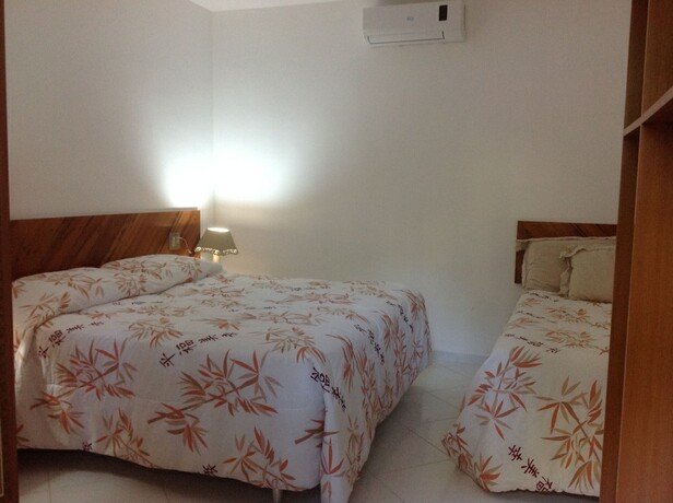 Imagen de la habitación del Hotel Marina Bella. Foto 31