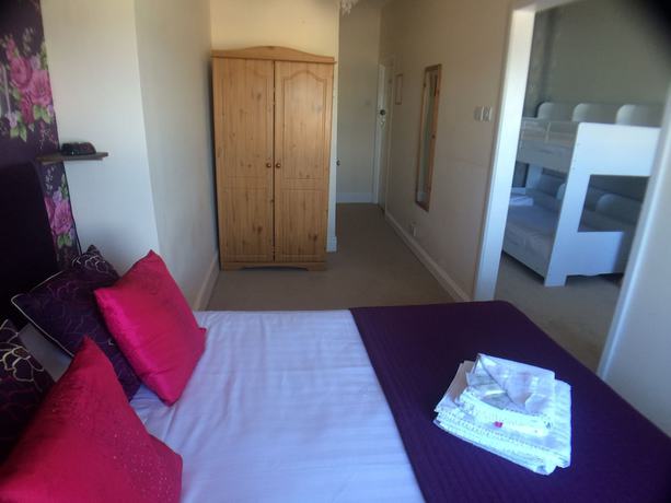Imagen de la habitación del Hotel Marina Court. Foto 5