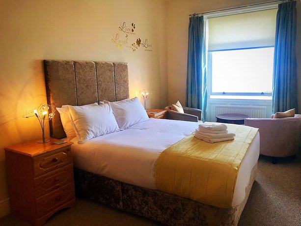 Imagen de la habitación del Hotel Marina Court. Foto 8