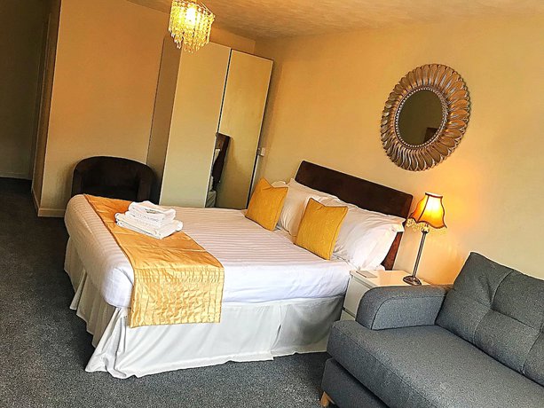 Imagen de la habitación del Hotel Marina Court. Foto 13