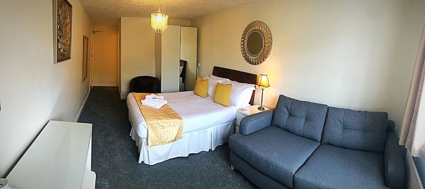 Imagen de la habitación del Hotel Marina Court. Foto 16