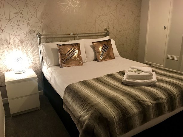 Imagen de la habitación del Hotel Marina Court. Foto 17