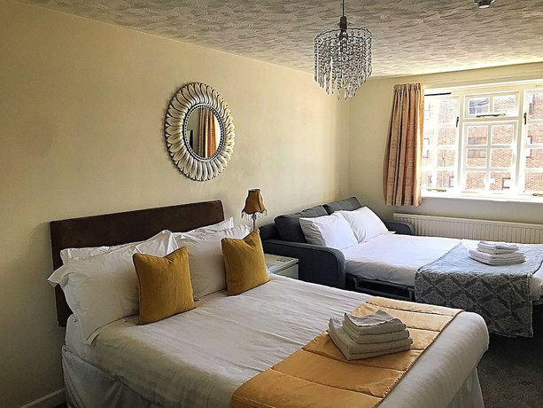 Imagen de la habitación del Hotel Marina Court. Foto 18