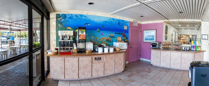 Imagen del bar/restaurante del Hotel Marina Del Mar Resort and Marina. Foto 2