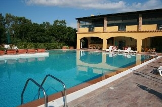 Imagen de la piscina del Hotel Marina Del Marchese Beach Resort. Foto 9