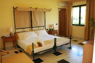 Imagen de la habitación del Hotel Marina Del Marchese Beach Resort. Foto 7