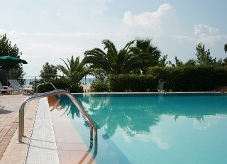 Imagen de la piscina del Hotel Marina Del Marchese Beach Resort. Foto 10
