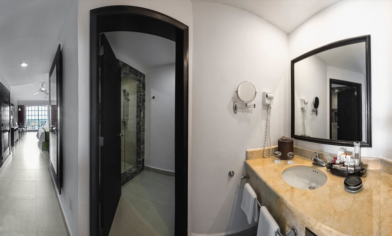 Imagen de la habitación del Hotel Marina El Cid Spa and Beach Resort All Inclusive. Foto 7