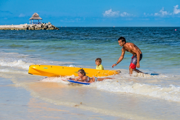 Imagen de los exteriores del Hotel Marina El Cid Spa and Beach Resort All Inclusive. Foto 10