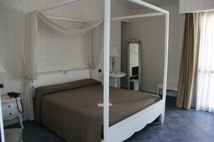 Imagen de la habitación del Hotel Marina Holiday Resort and Spa. Foto 8