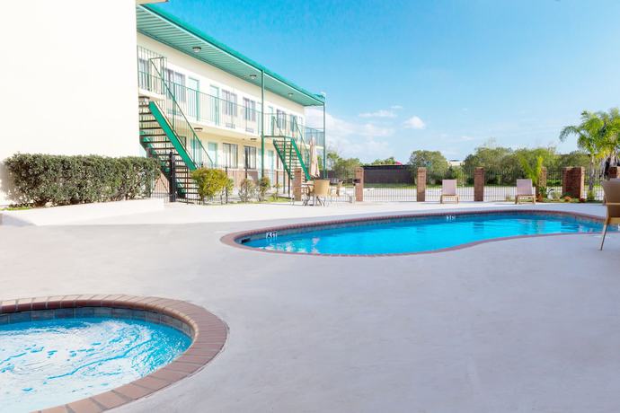 Imagen de la piscina del Hotel Marina Inn And Suites Chalmette - New Orleans. Foto 19