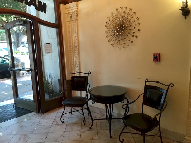 Imagen de los interiores del Hotel Marina Inn, Marina District. Foto 12