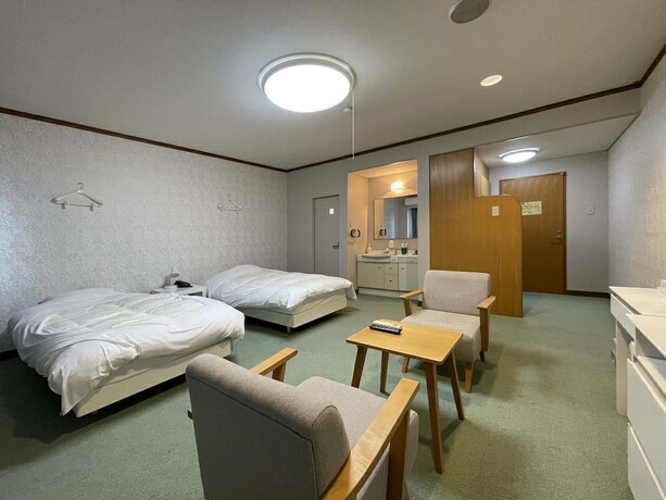 Imagen de la habitación del Hotel Marina Kaiku. Foto 13