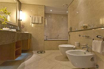 Imagen de la habitación del Hotel Marina Kuwait. Foto 10