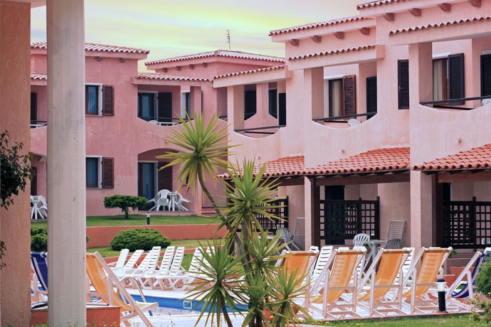 Imagen de la piscina del Hotel Marina Manna and Club Village. Foto 16