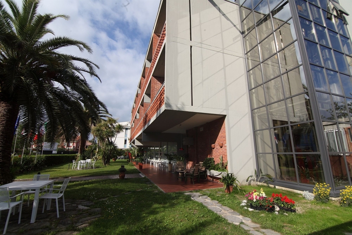 Imagen de los exteriores del Hotel Marina, Marina di Massa. Foto 4