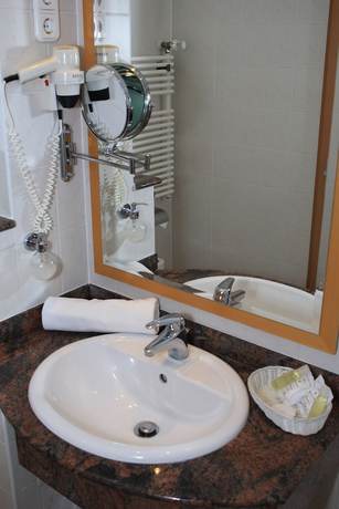 Imagen de la habitación del Hotel Marina Port. Foto 4