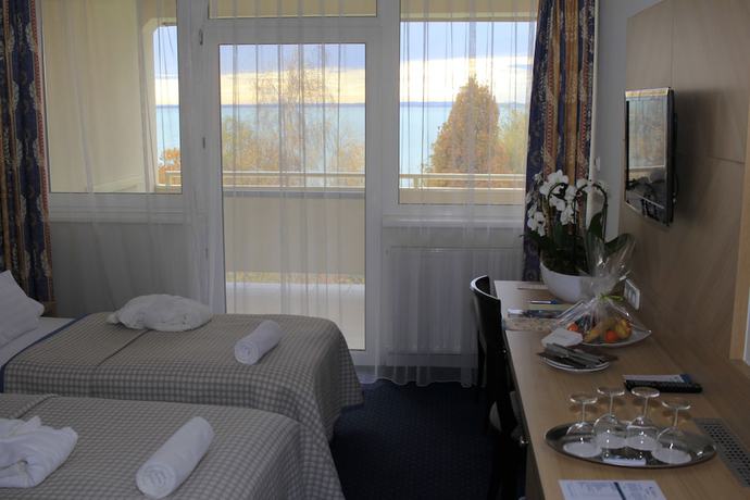 Imagen de la habitación del Hotel Marina Port. Foto 13