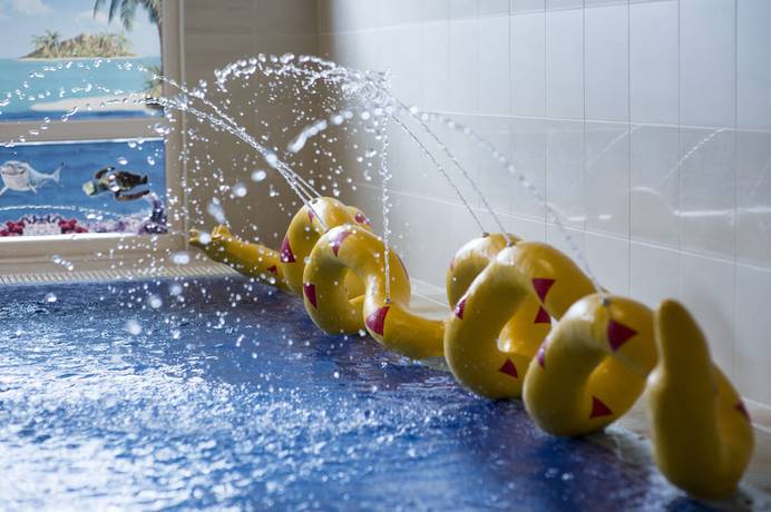 Imagen de la piscina del Hotel Marina Port. Foto 20