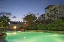 Imagen de la piscina del Hotel Marina Porto Cari. Foto 7