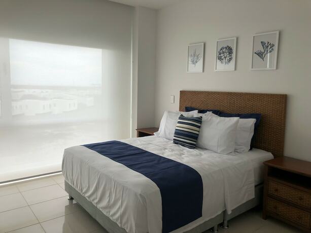Imagen de la habitación del Hotel Marina Puerto Velero. Foto 11