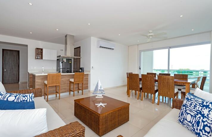 Imagen de la habitación del Hotel Marina Puerto Velero. Foto 13