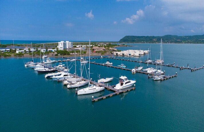 Imagen general del Hotel Marina Puerto Velero. Foto 1