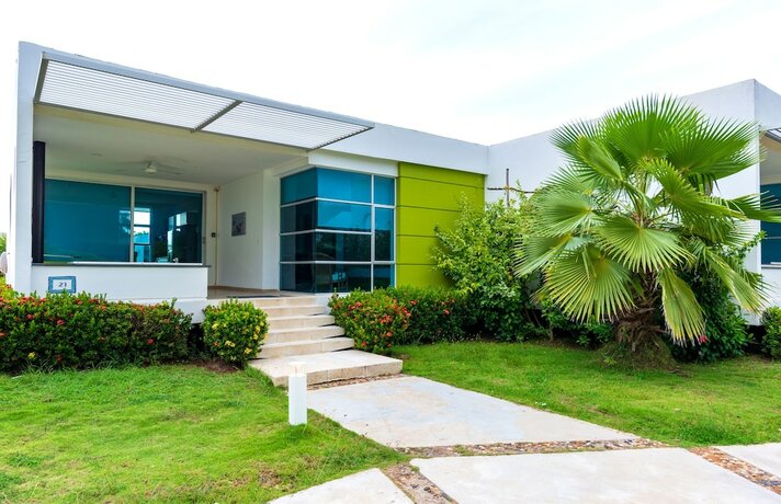 Imagen de la habitación del Hotel Marina Puerto Velero. Foto 15