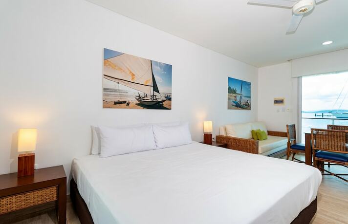 Imagen de la habitación del Hotel Marina Puerto Velero. Foto 16