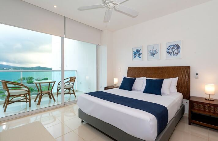 Imagen general del Hotel Marina Puerto Velero. Foto 10