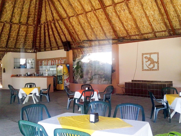 Imagen del bar/restaurante del Hotel Marina Resort and Beach Club. Foto 2